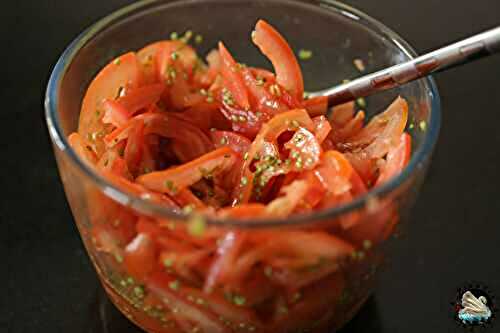 Salade de tomates wasabi aux sésames 