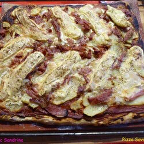 Une Pizza Savoyarde (Pommes de terre, Reblochon et Jambon cru)