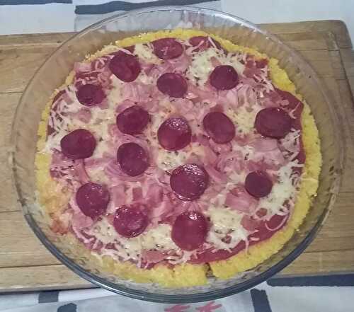 Pizza de polenta au chorizo, au jambon et aux oignons caramélisés