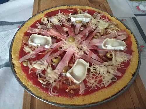 Pizza de polenta au jambon blanc, au fromage de chèvre et aux oignons caramélisés