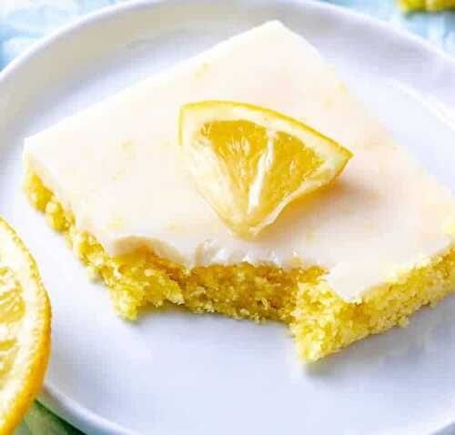 Carrés de cake au citron avec glaçage - gâteau à la crème pour le dessert