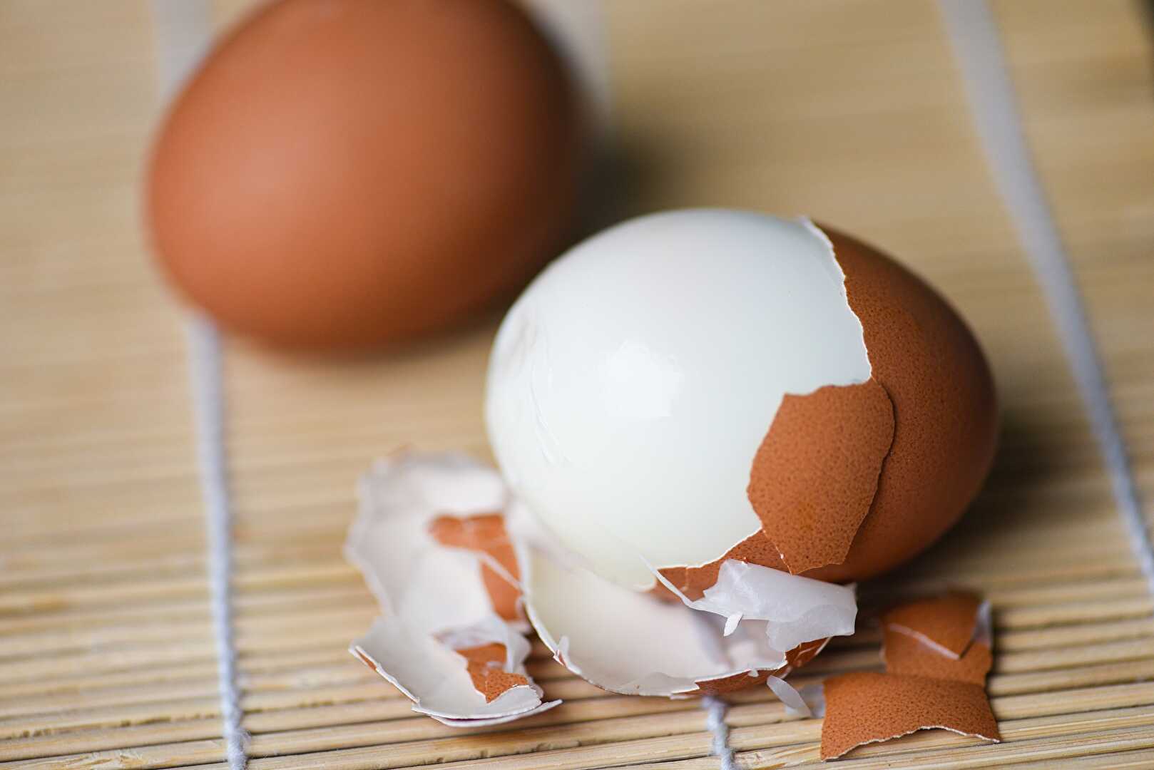 Les 4 techniques pour écaler un œuf dur de manière facile et efficace -  RecettesMania