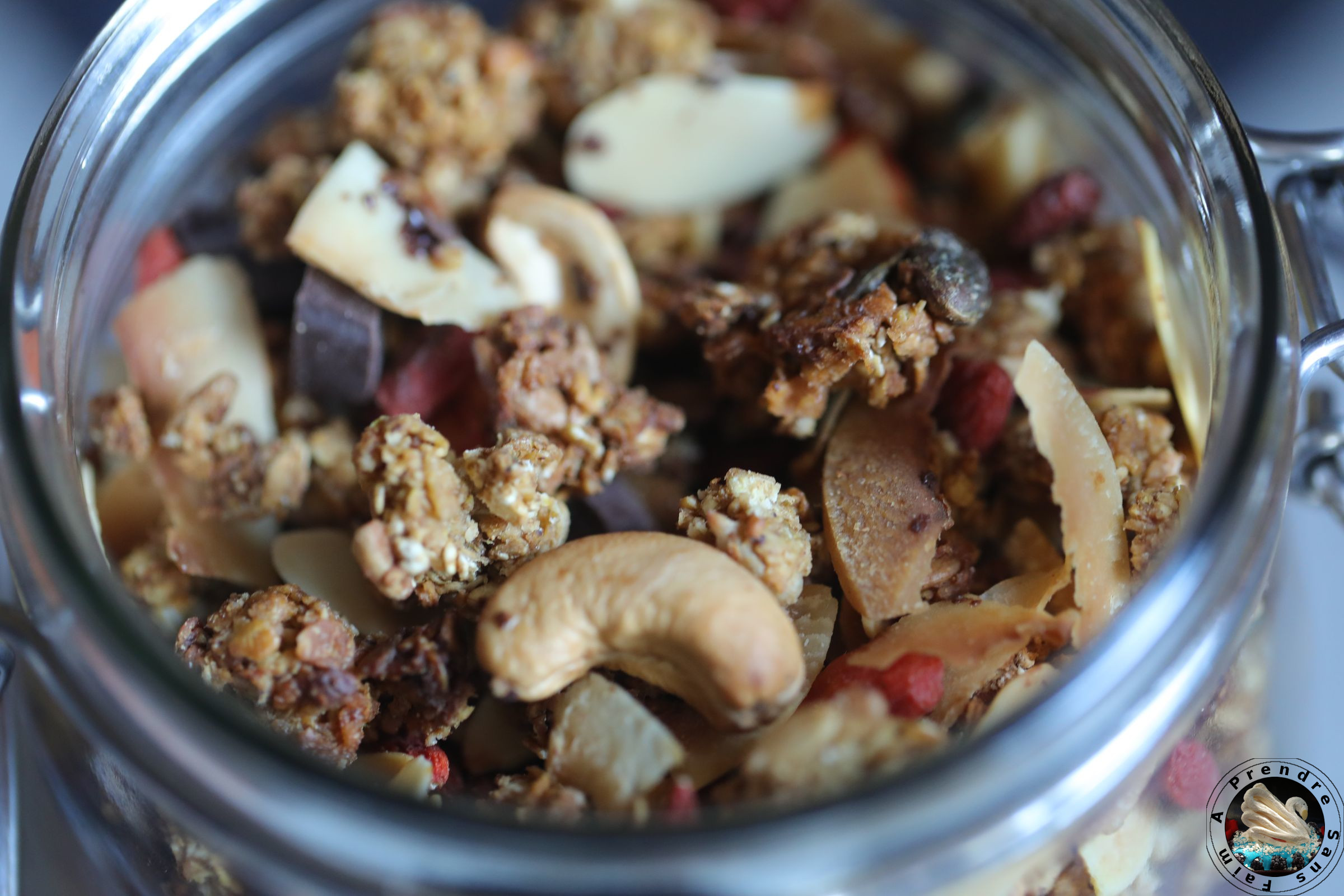 Muesli croustillant sans sucre aux fruits secs, coco et chocolat 