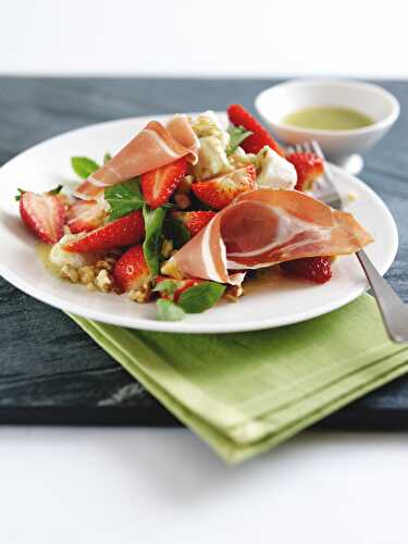 Salade d’été : Jambon de Parme, fraises, mozzarella et noix, assaisonnée d’une vinaigrette au kiwi et au citron vert