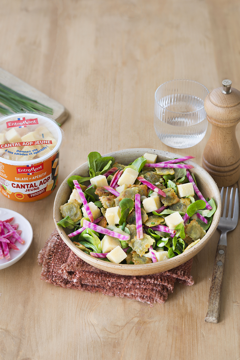 Salade de mâche, ravioles poêlées et cubes de Cantal AOP Entremont