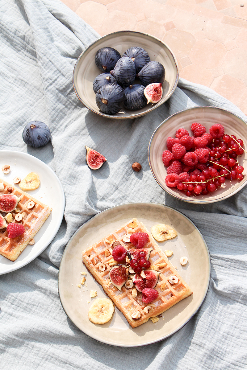 Gaufres aux figues fraîches, chips de bananes, fruits rouges et noisettes toastées