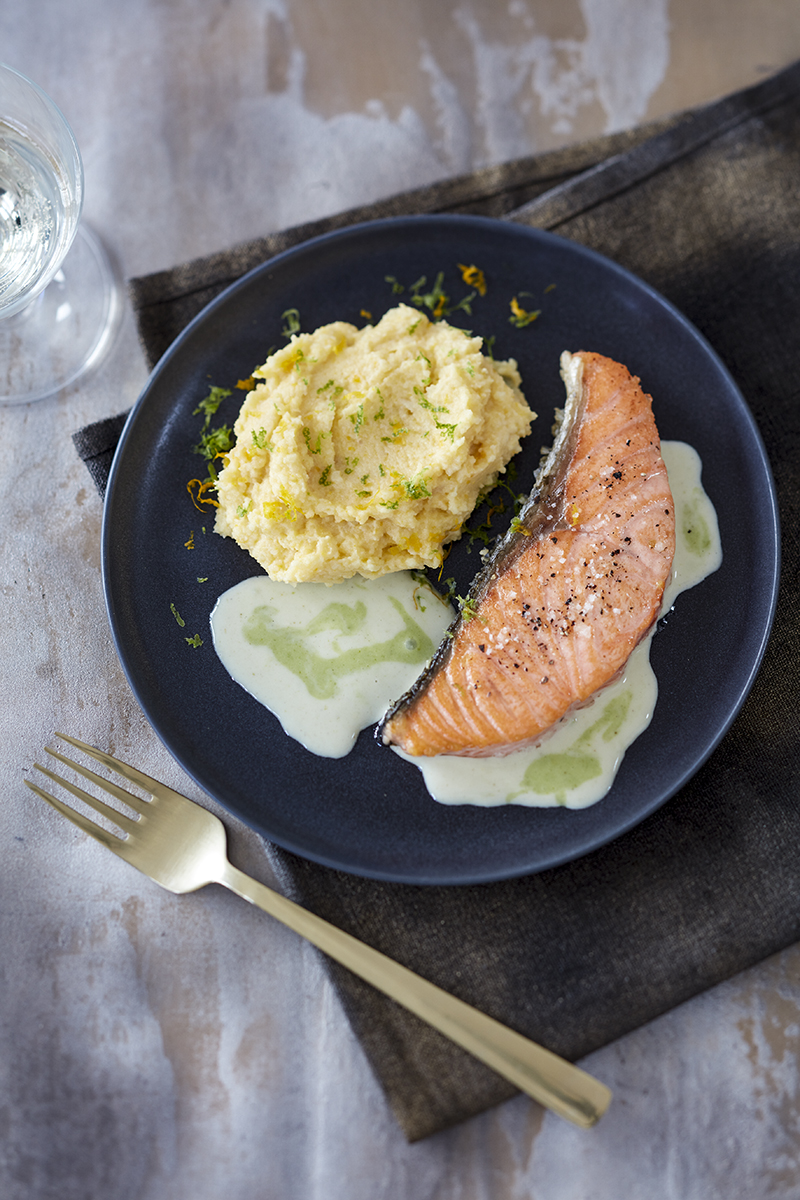 Pavé de Saumon Écossais Label Rouge rôti, crémeux de céleri, carottes aux agrumes et sauce wasabi