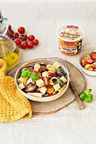 Salade de pâtes, olives vertes, légumes rôtis et cubes de Cantal AOP Entremont