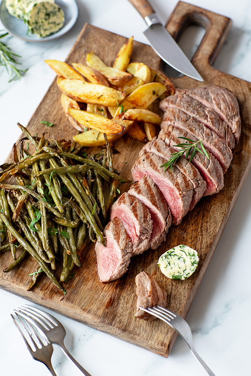 Steak grillé et haricots-frites au four