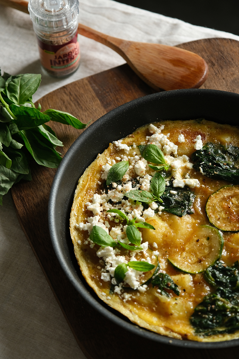 Tortilla courgettes, épinards et oignon rouge