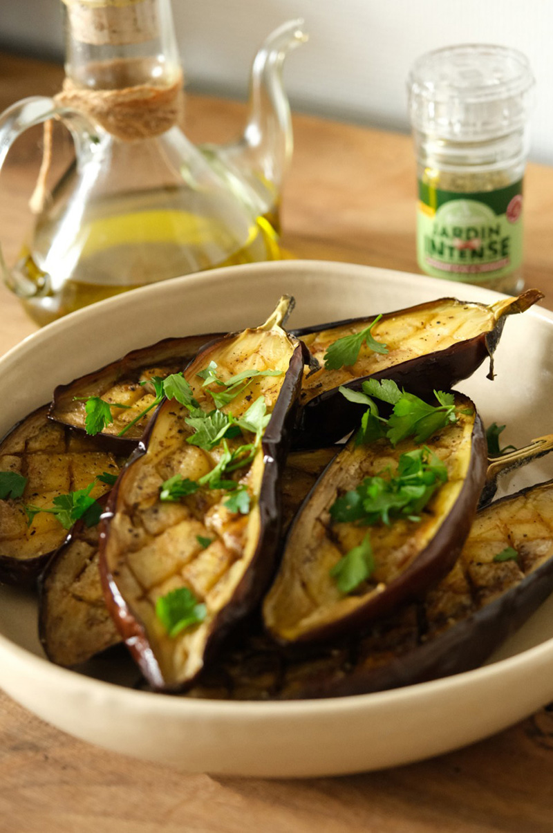 Aubergines grillées ail, ciboulette & persil au barbecue