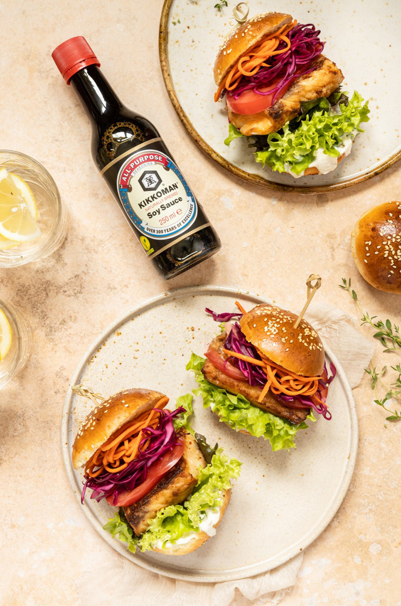 Burger de poisson pimenté et salade coleslaw