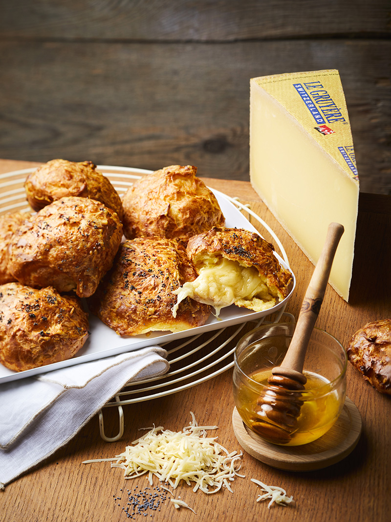 Chouquettes salées au Gruyère AOP Classique et miel d’acacia, graines de pavot