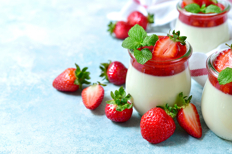 Panna cotta à la vanille et compotée de fraises