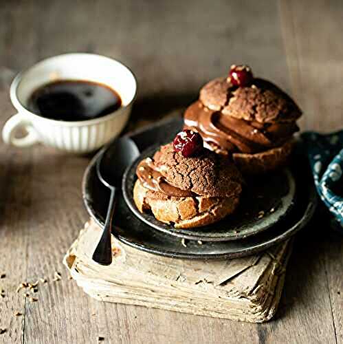 Choux tout chocolat aux cerises confites et à l’anis