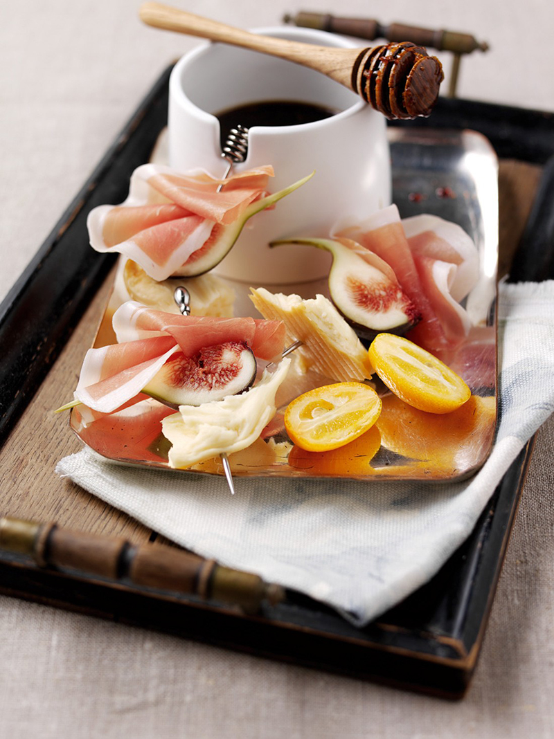 Canapés au jambon de Parme, mozzarella fumée et figues au miel