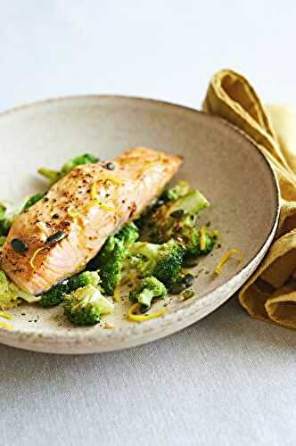 Pavé de saumon, brocolis snackés, zeste de citron et graines de courges grillées