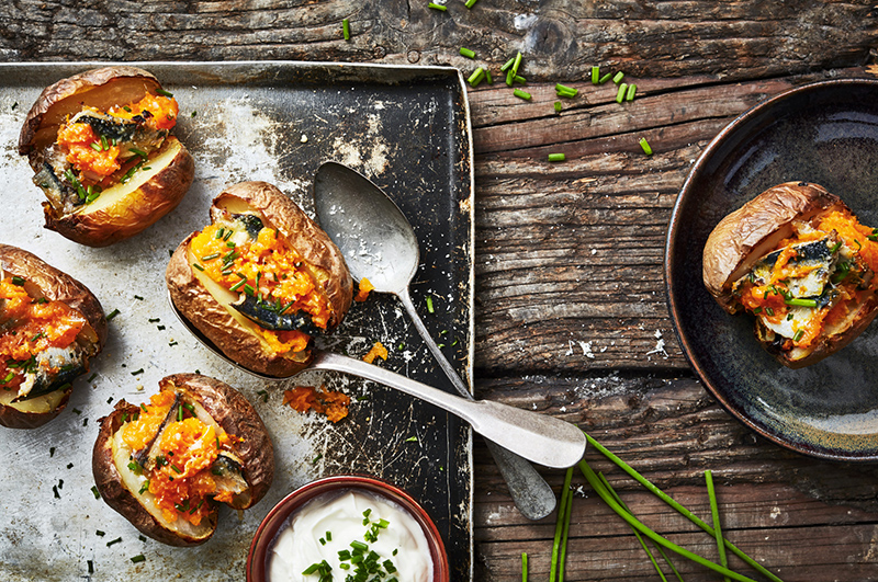 Pommes de terre en robe des champs, sardines et butternut