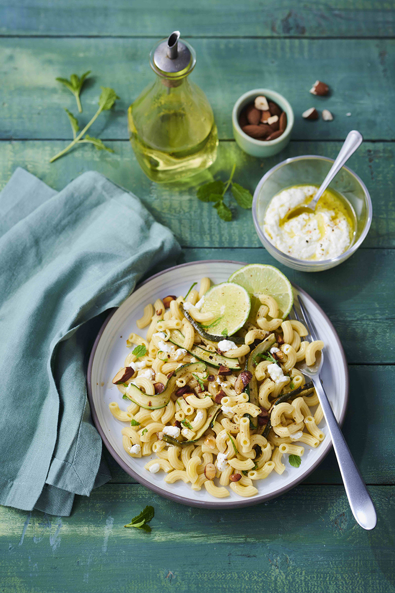 Salade de grandes coquillettes à la menthe et aux courgettes grillées