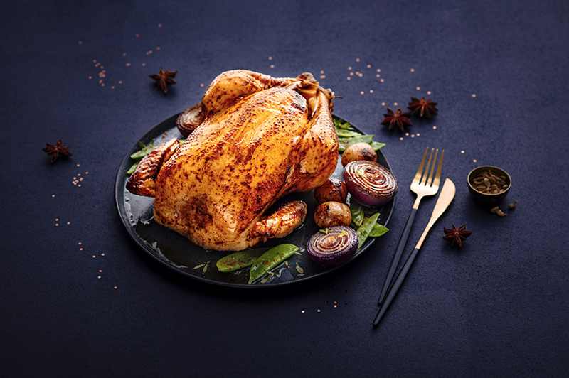 Chapon aux épices et miel, oignons rouges caramélisés, pommes grenailles, haricots plats