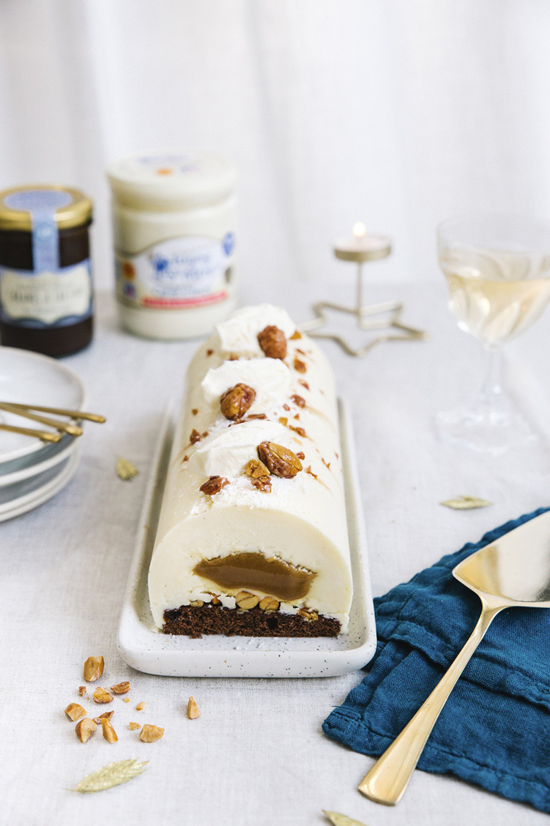 Bûche à la crème d’Isigny AOP, caramel et cacahuètes