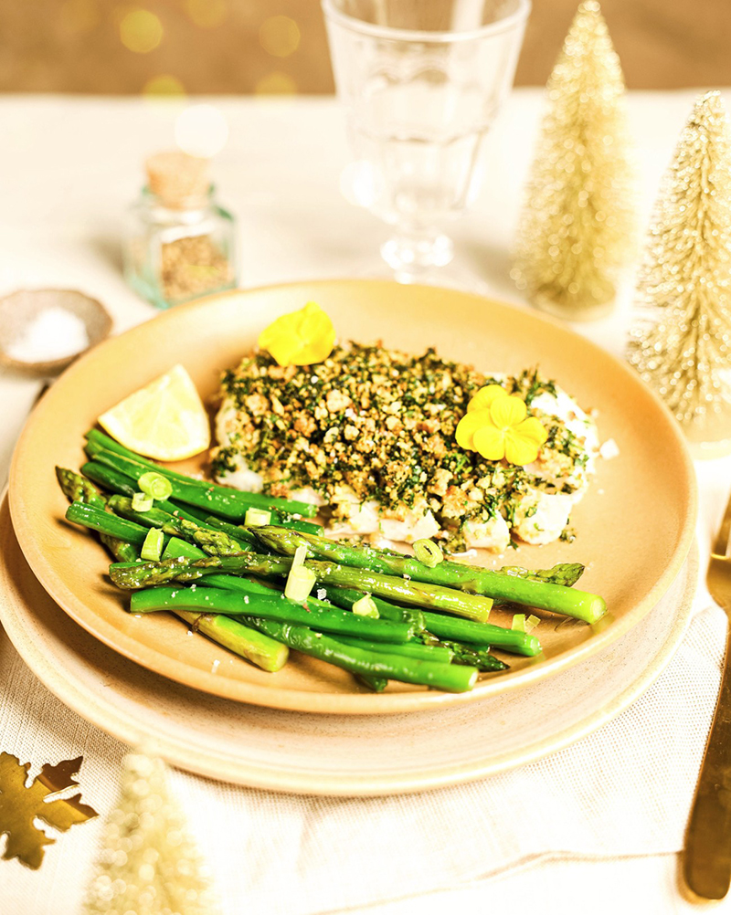 Filet de cabillaud en croûte d’herbes et légumes verts glacés