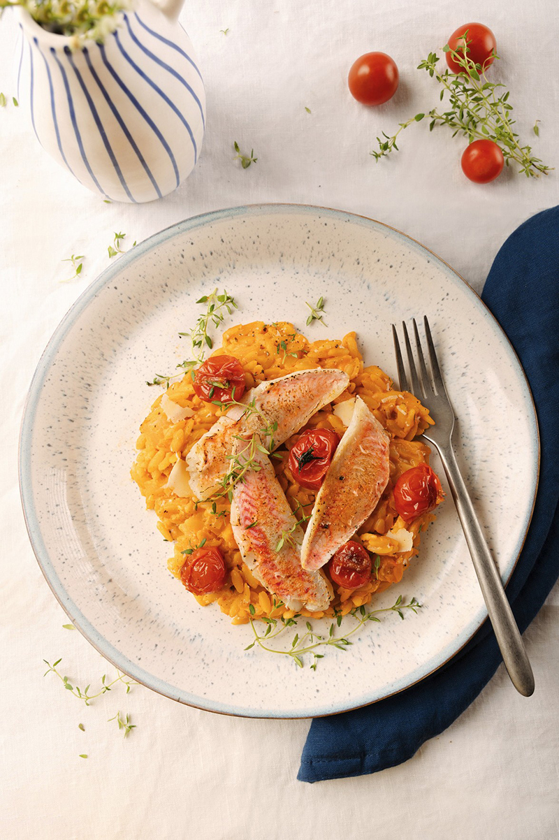 Orzotto aux tomates rôties à l’ail, rouget barbet cuit à la plancha