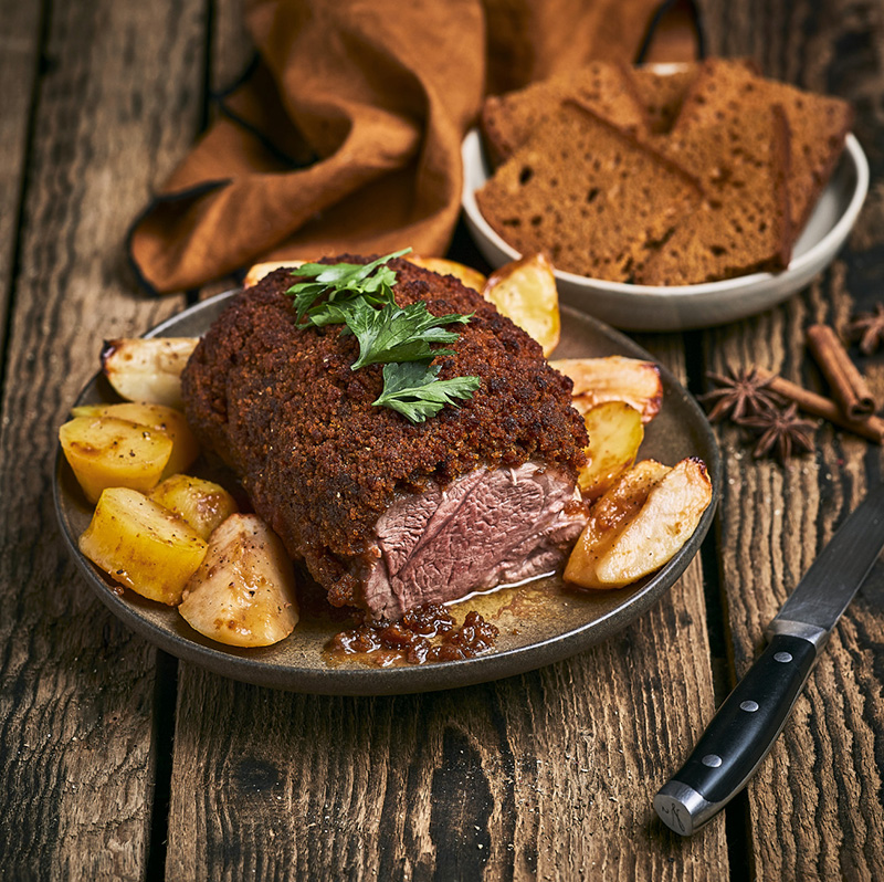 Rôti d’agneau en croûte de pain d’épices, pommes et pommes de terre rôties