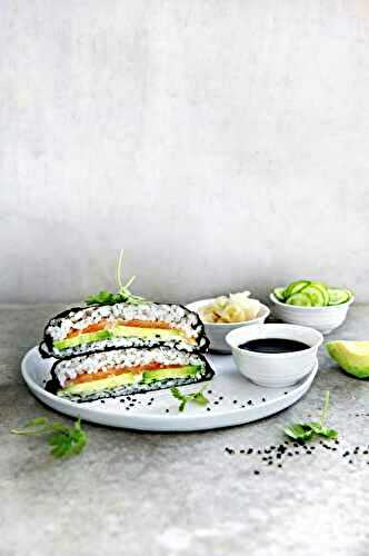 Sandwich sushi avocat, saumon et mayonnaise au gingembre