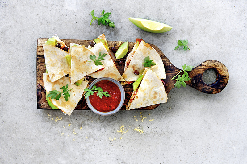 Quesadillas à l’avocat, au poulet et aux haricots noirs