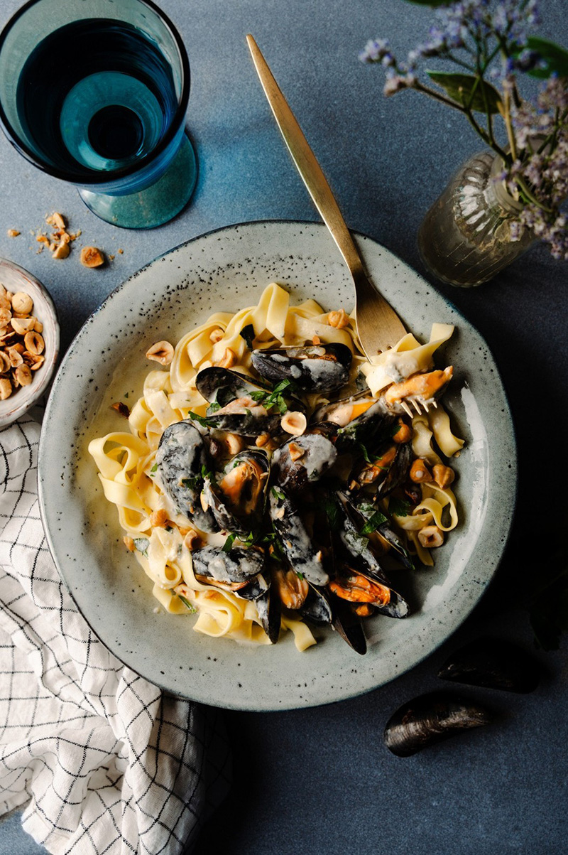 Tagliatelles aux moules sauce au bleu et noisettes torréfiées