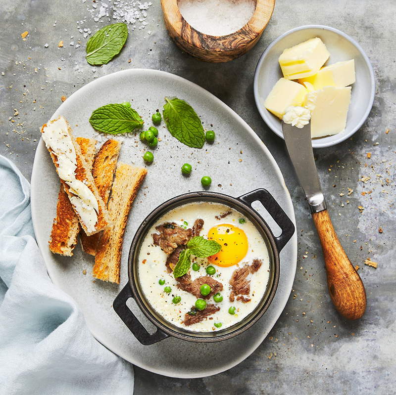 Œufs cocotte à l’agneau petits pois et menthe fraîche