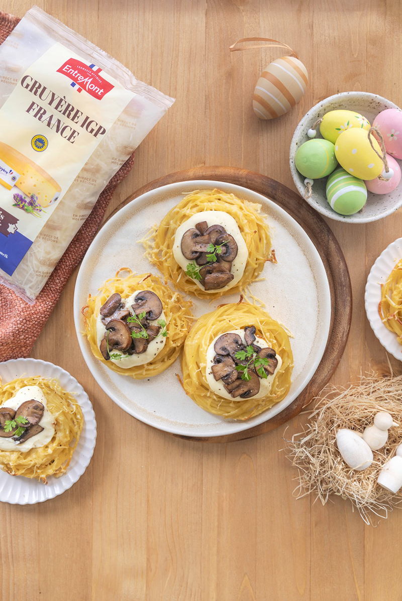 Nids de pâtes croustillants, sauce au Gruyère Râpé IGP France Entremont et champignons