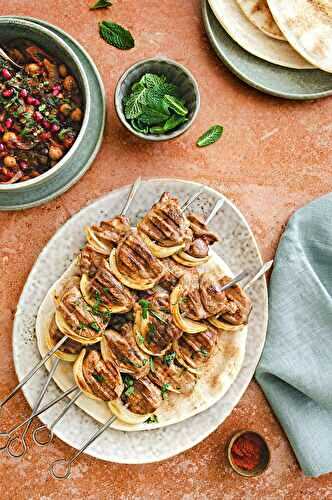 Brochettes de gigot d’agneau aux oignons, aubergines à la libanaise