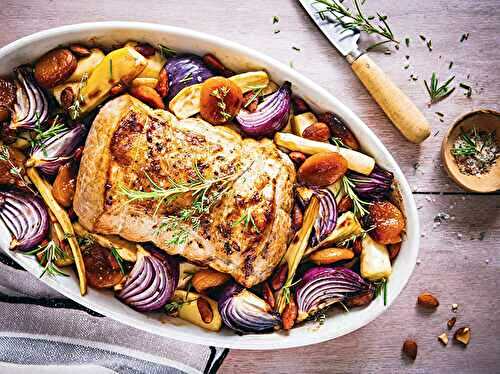 Rôti de porc aux abricots secs, amandes, oignons rouges et panais
