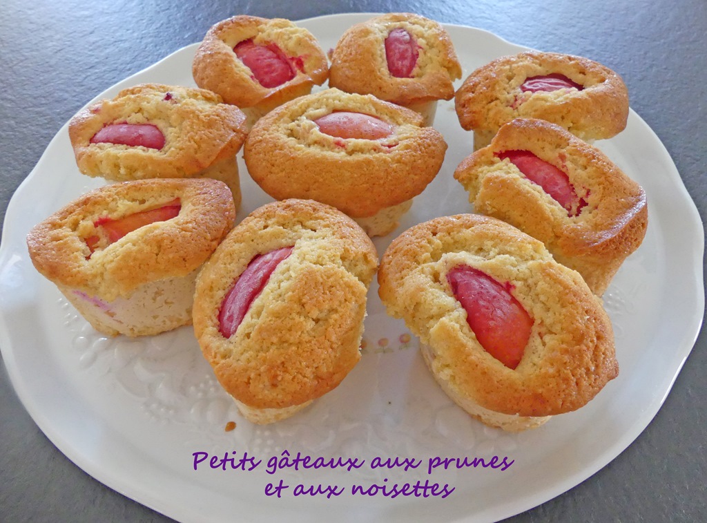 Petits gâteaux aux prunes et aux noisettes *