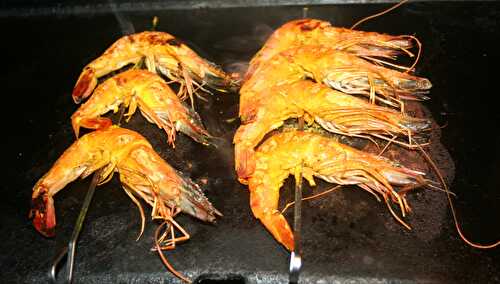 Brochettes de gambas (crevettes) marinées curcuma, piment à la plancha