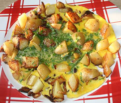 Omelette printanière : pommes de terre, ognon, ail des ours, ciboulette