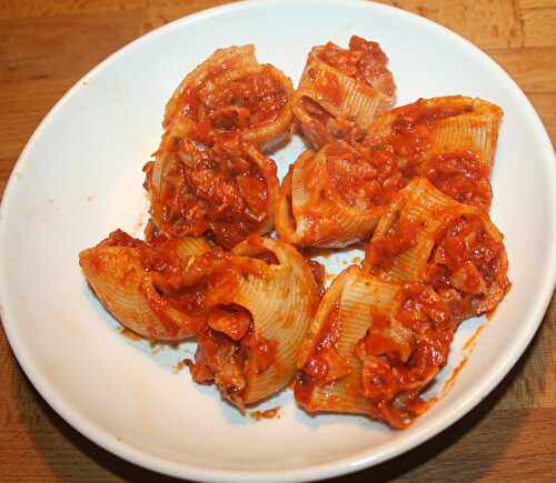 Lumaconi farcies à la pancetta, pecorino et sauce tomate