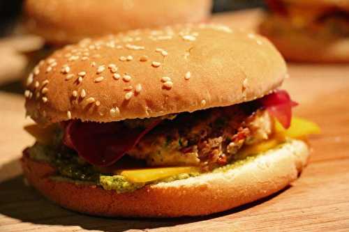 Hamburger à l'italienne : poulet , tomates sèchées et bresaola