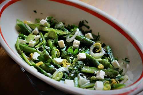 Salade printanière aux asperges , fèves, feta et vinaigrette au citron