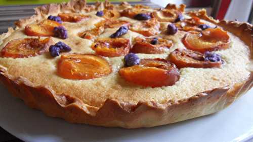 Tarte amandine aux abricots et violettes de toulouse