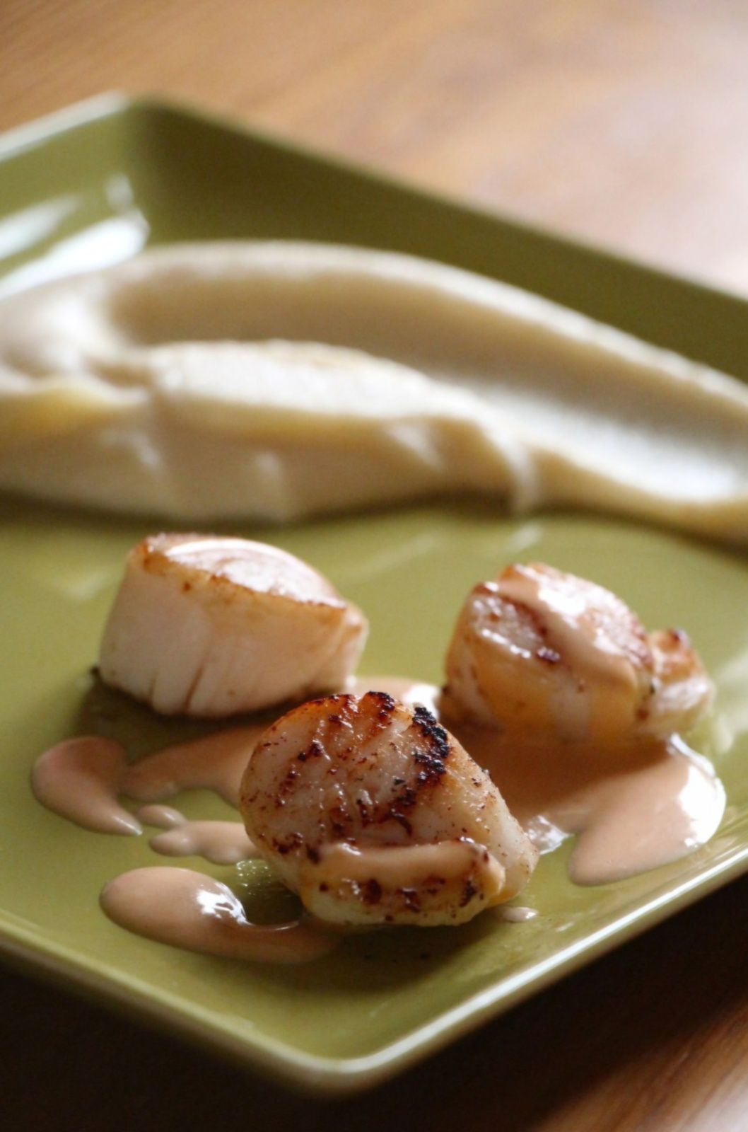 St jacques rôties à l'huile de truffe, purée de panais au chèvre frais et crème de chorizo