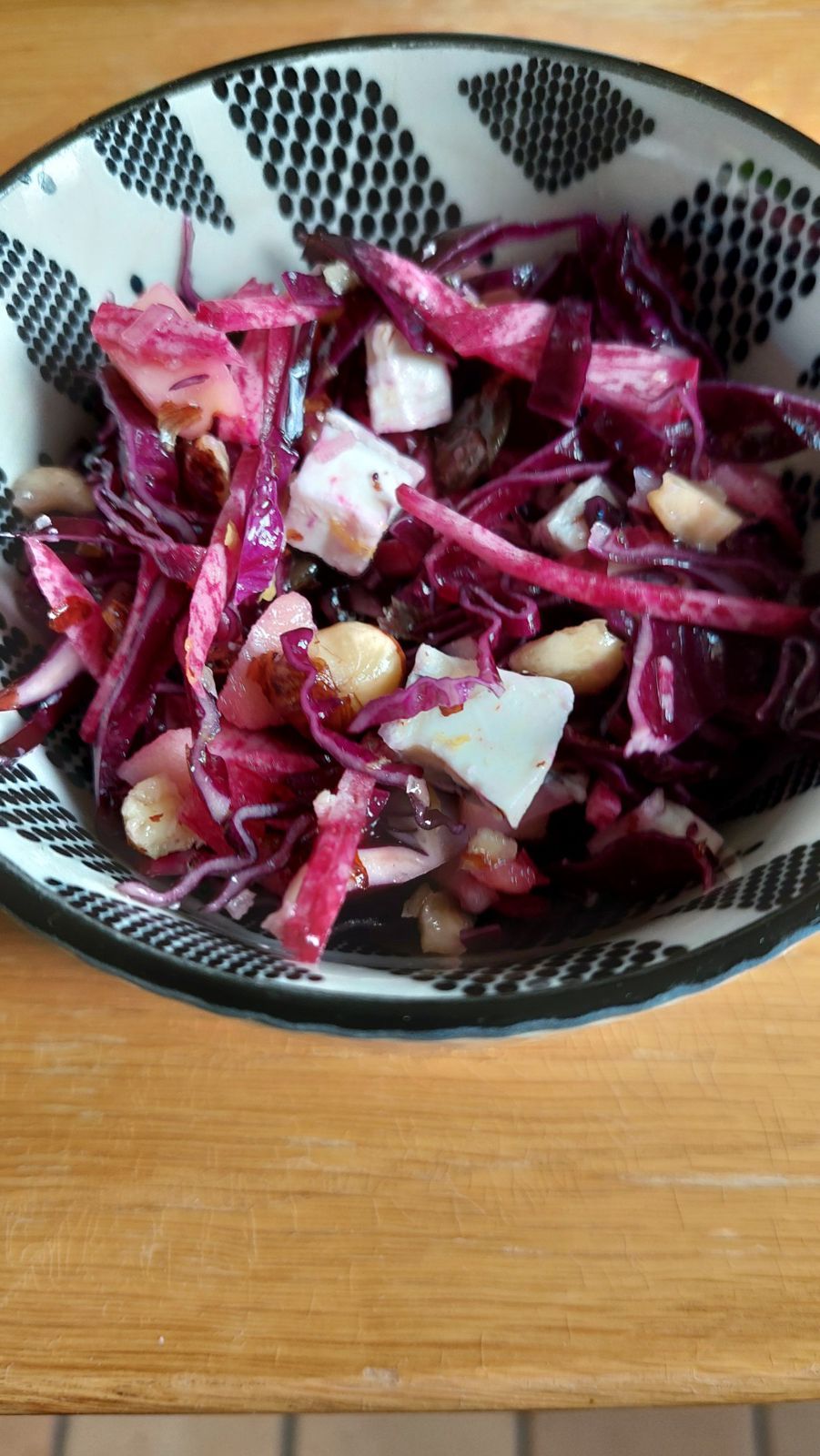 Salade de chou rouge aux pommes, noisettes et chèvre 