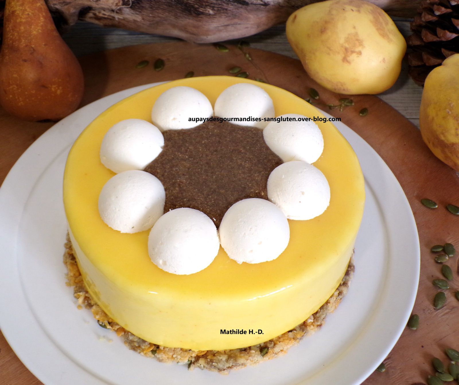 Réinterprétation de MIMI de Cyril Gaidella : croustillant aux graines de courge, biscuit chiffon coing et poire, confit de coing et poire, ganache montée à la vanille, praliné aux graines de courge