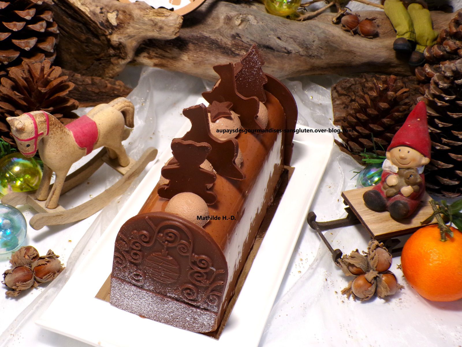 Bûche agrumes, noisettes, chocolat au lait d'après Aurélien Trottier : croustillant noisettes, biscuit noisettes, crémeux aux agrumes, mousse chocolat au lait noisettes, chantilly chocolat au lait