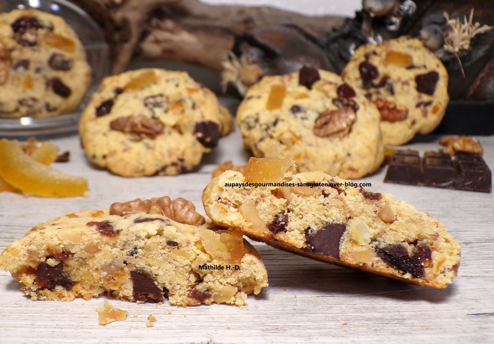 Cookies Mendiants aux écorces d'oranges confites, noix, raisins secs et pépites de chocolat noir sur une base de La Fabrique Cookies