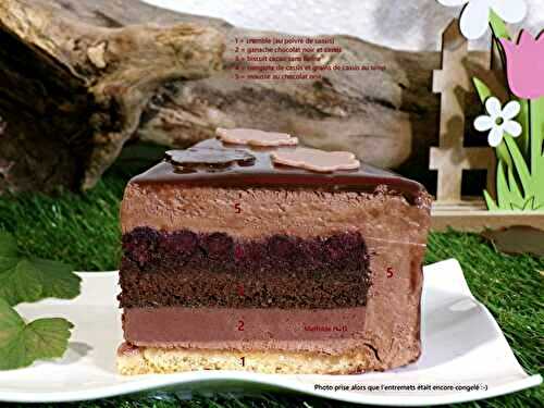Réinterprétation de l'entremets FLEUR DE CASSIS de Pierre Hermé : crumble (au poivre de cassis), ganache chocolat noir et cassis, biscuit cacao sans farine, compote de cassis et grains de cassis au sirop, mousse chocolat noir