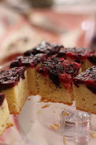 Gâteau aux fruits rouges caramélisés