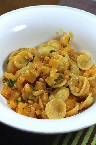 Orecchiette, dés de butternut & chorizo